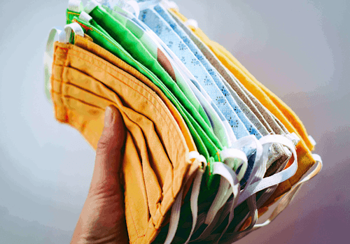 Lot de masques en main