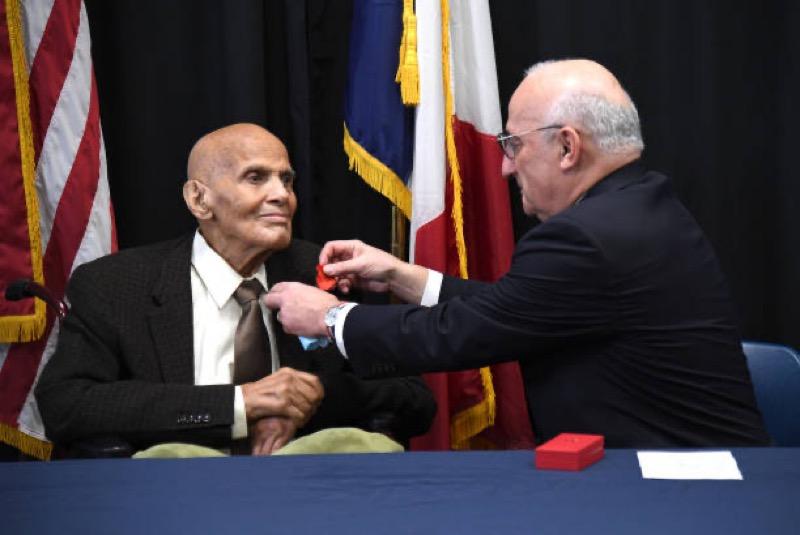 Harry Belafonte reçoit la médaille de Chevalier de l'Ordre National de la Légion d'Honneur