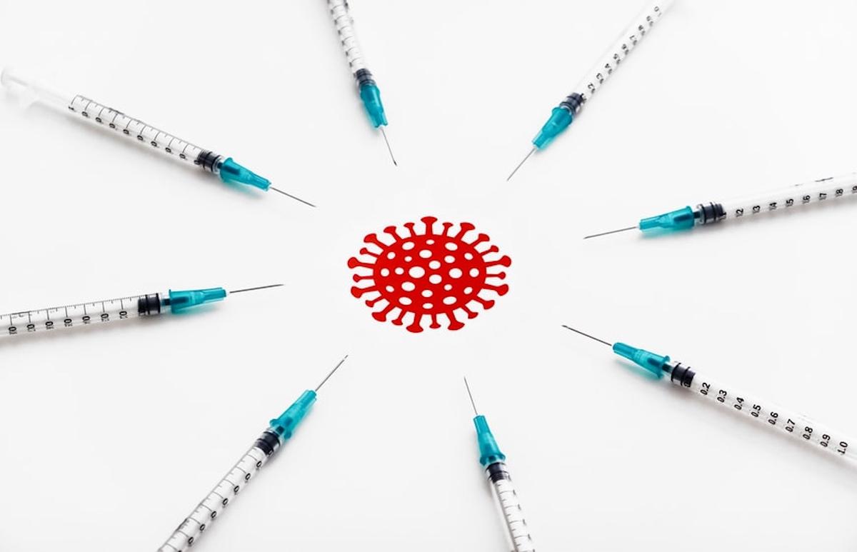Des seringues posées autour du variant Omicron