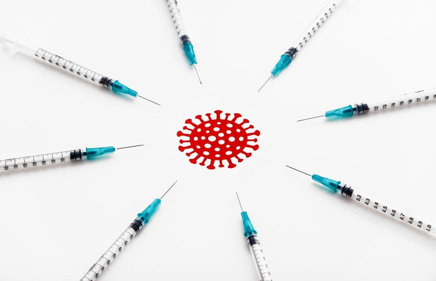 Des seringues posées autour du variant Omicron