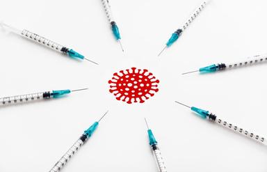 Des seringues posées autour du variant Omicron
