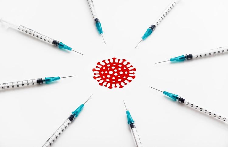 Des seringues posées autour du variant Omicron