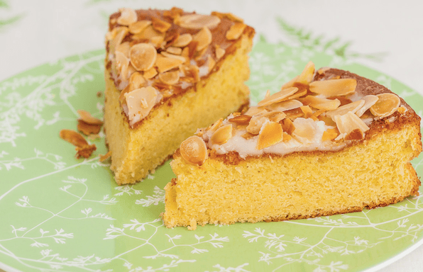 Deux parts de gâteaux aux amandes dans une assiette