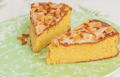 Deux parts de gâteaux aux amandes dans une assiette