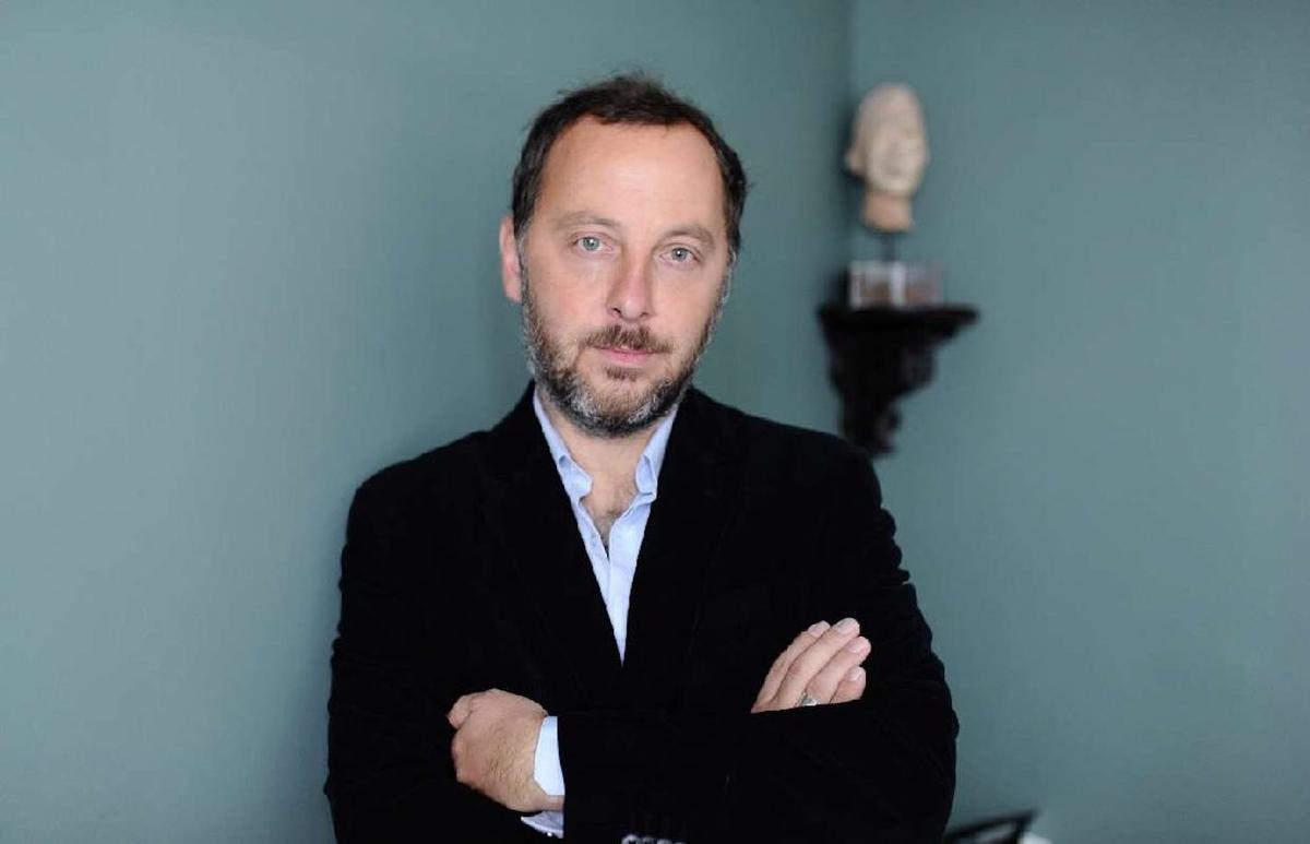 Hervé Mazurel devant un mur