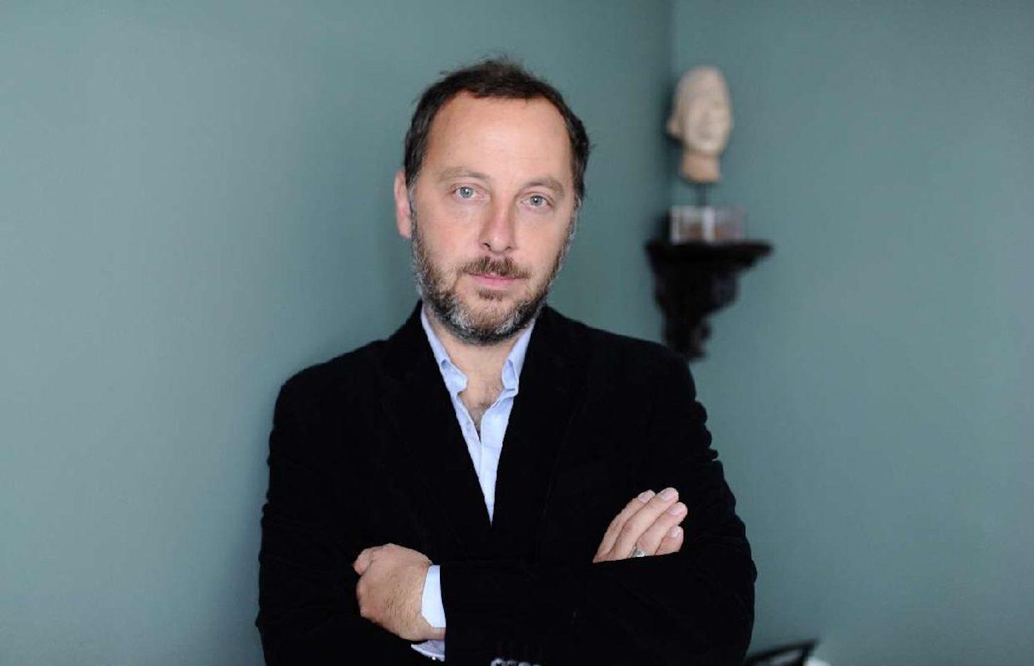 Hervé Mazurel devant un mur