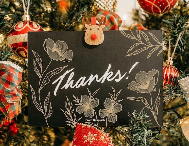 Un message de remerciements et des décorations de Noël