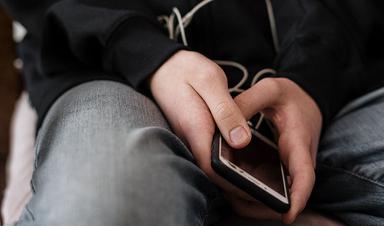 Un adolescent avec son téléphone portable