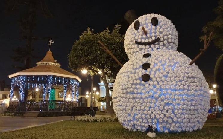 Un bonhomme de neige réalisé avec des bouteilles recyclées à Surco
