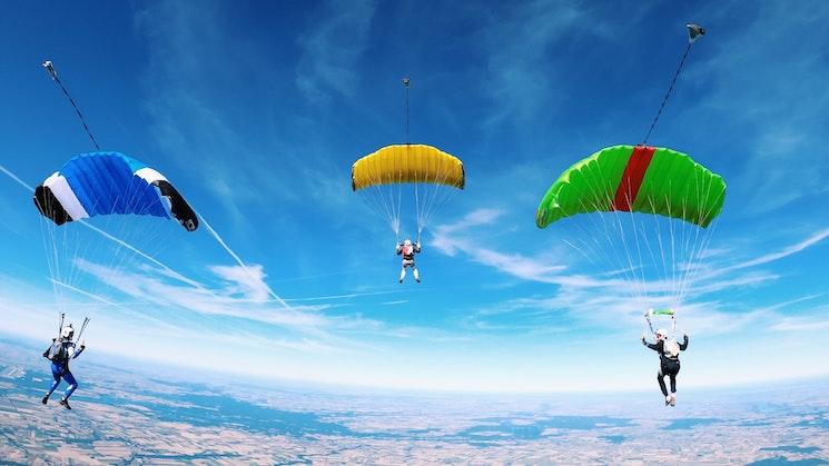 Des personnes sautent en parachute dans le ciel