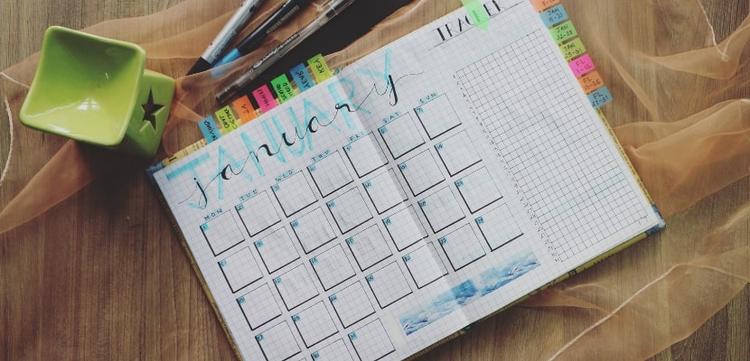 Un agenda montrant un calendrier du mois de janvier