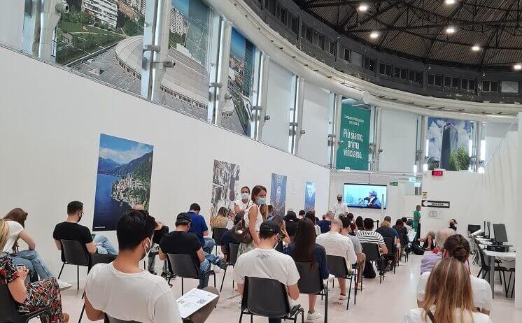 des personnes assises dans centre de vaccination en Italie