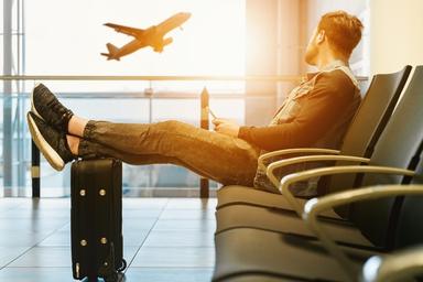 expatrié qui attend son avion