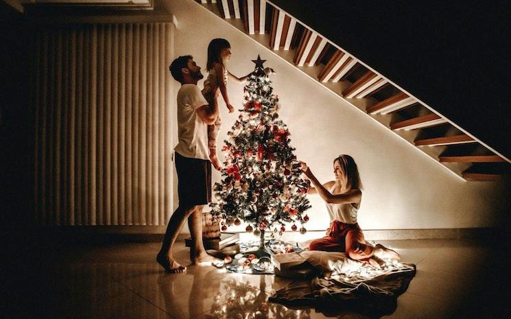 famille celebrant Noel devant un sapin