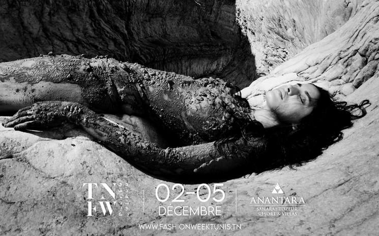 Une femme allongée recouverte de boue