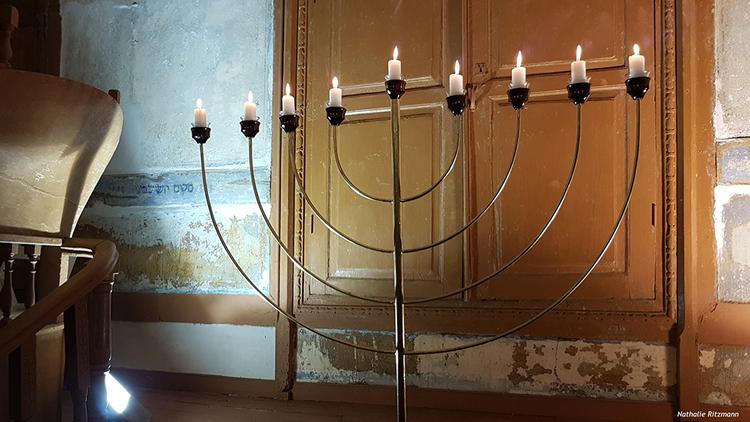 Hanukkia, le chandelier à 9 branches usité par les juifs pendant Ḥānukkāh, la fête de la Lumière