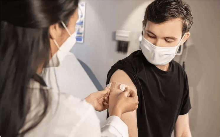 Une infirmière administre le vaccin à un patient à Hong Kong