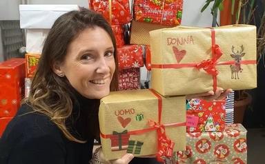 marion pizzato au milieu de boîtes de cadeaux de Noël