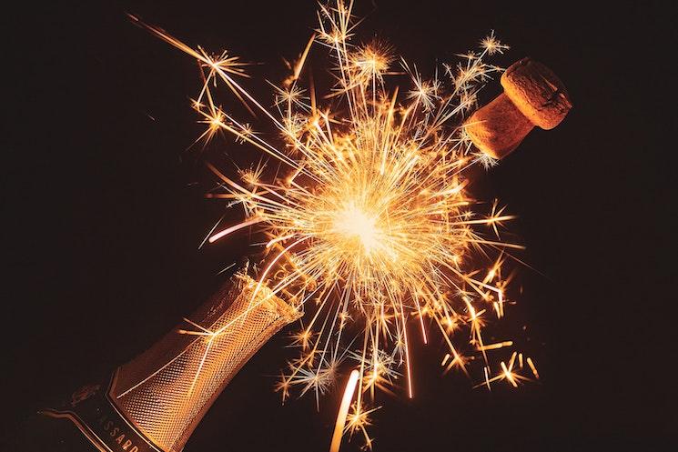 Une bouteille de champagne qui se transforme en feu d'artifice