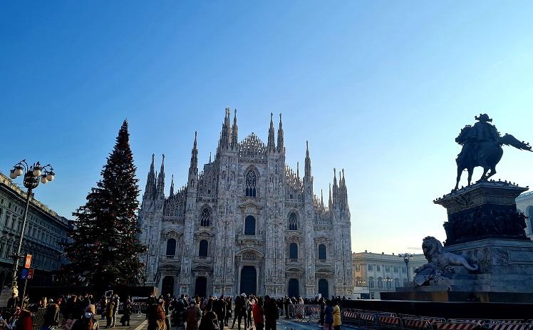 place du duomo de milan avec sapin de noël