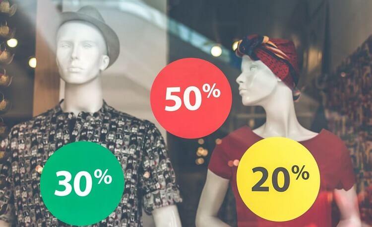 vitrine de magasin avec les réductions des soldesen italie