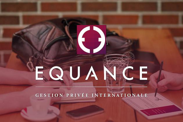 sac en cuir café verre téléphone et des mains