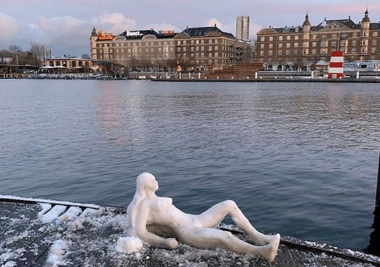 sculpture galce femme allongée Copenjague Thomas Talvard