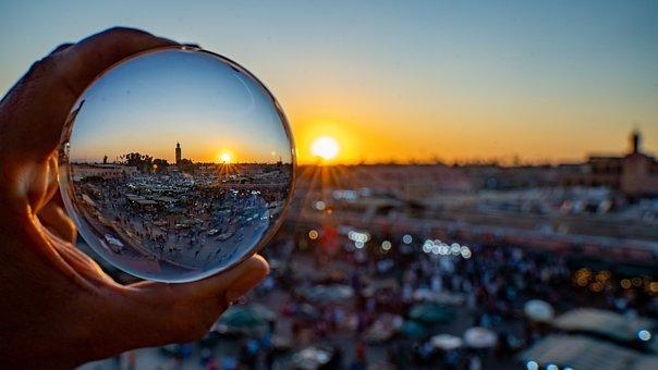 vue sur marrakech avec une boule de crystal