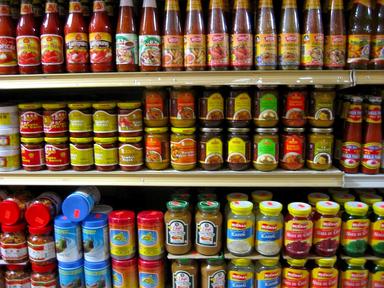 Des bouteilles de sauces différentes dans un supermarché