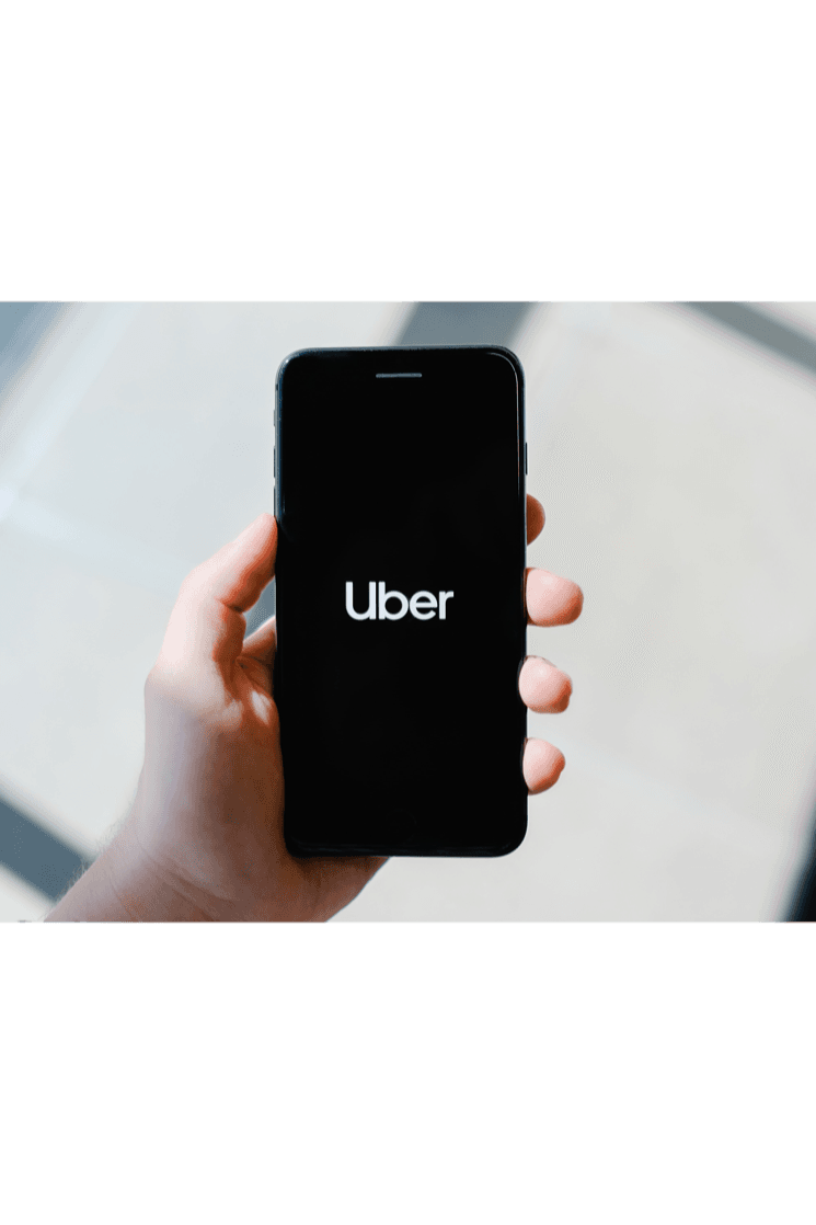 Log de Uber sur un téléphone tenu par un homme