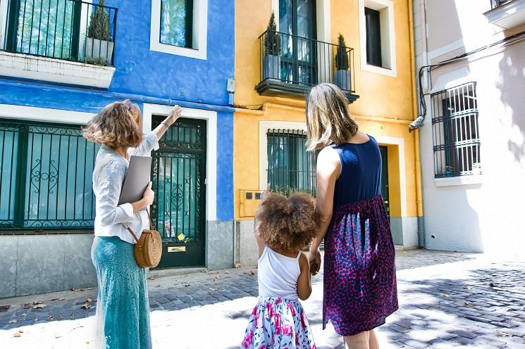 un agent immobilier présente un apartement à une famille, à Barcelone
