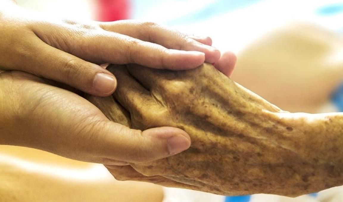 Deux mains se caressent