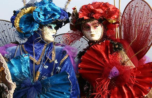 Deux personnes déguisées pour le carnaval de Venise
