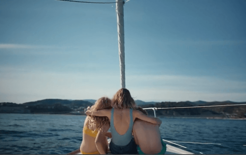 Mère et ses enfants sur bateau Andalousie