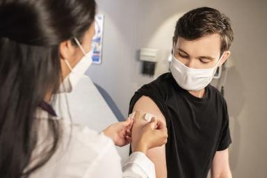Adolescent vacciné contre le covid aux États-Unis