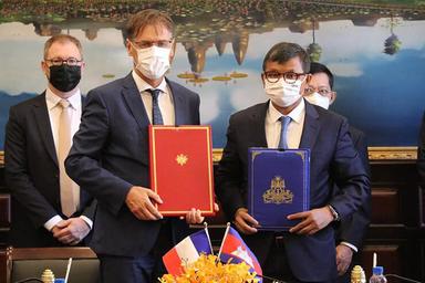 La France et le Cambodge signent Les partenariats Hubert Currien