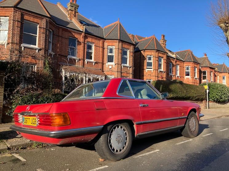 Voiture rouge mercedes vintage dans les rues de londres