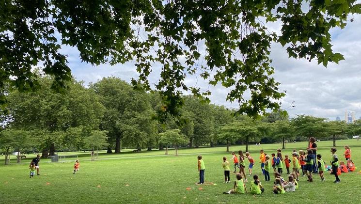 Les enfants en plein jeu dans un parc