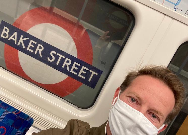Passager avec un masque dans le métro de Londres