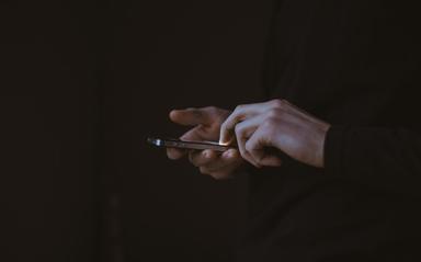 personnne regardant son téléphone