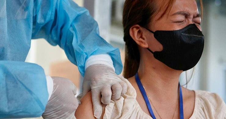 cambodgienne fait la grimace lors du vaccin