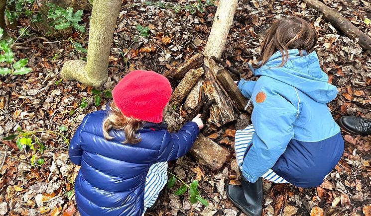 Des enfants cherchent des branchages dans le cadre de la forest school de l'Ecole des Petits du lundi matin