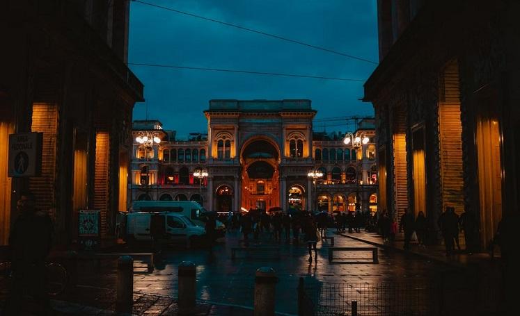 galerie de la place du Duomo à Milan de nuit