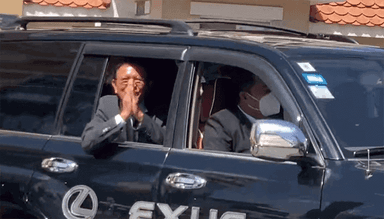 kem Sokha sortant du tribunal