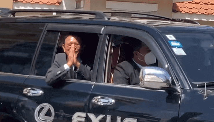 kem Sokha sortant du tribunal