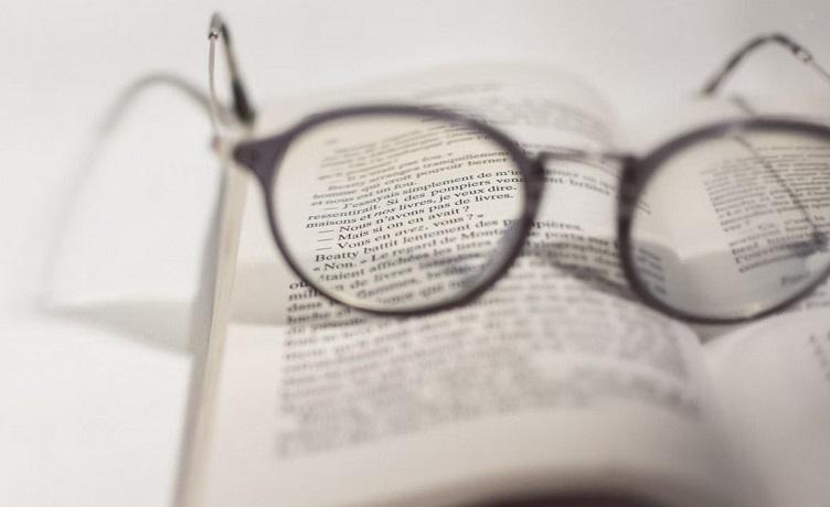 livre ouvert avec des lunettes posées