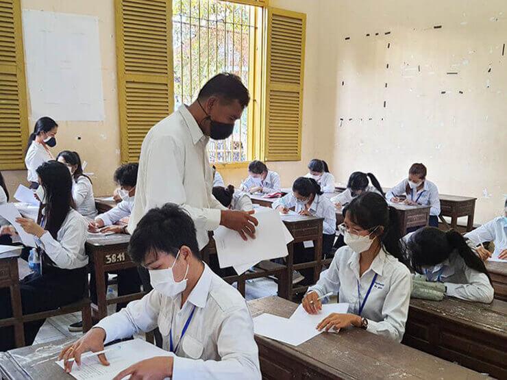 lycéens cambodgiens passant leur exament 2