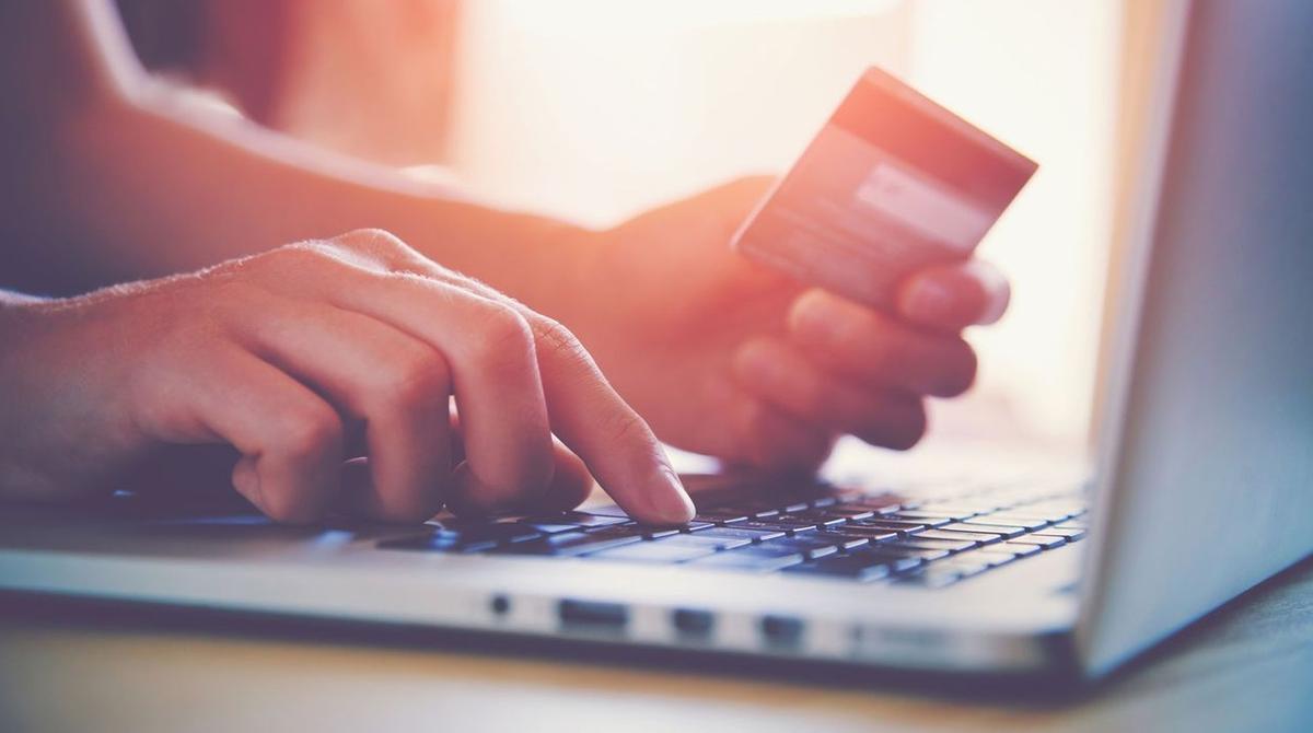 personne qui fait du shopping en ligne
