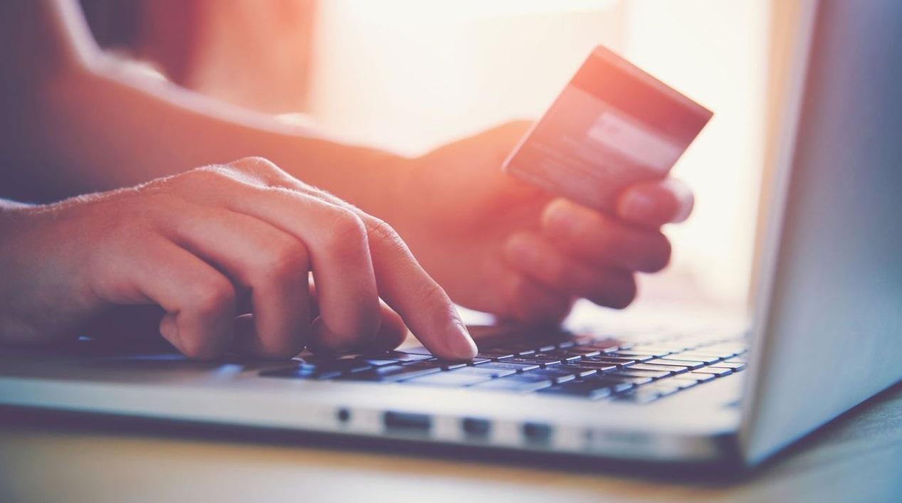 personne qui fait du shopping en ligne