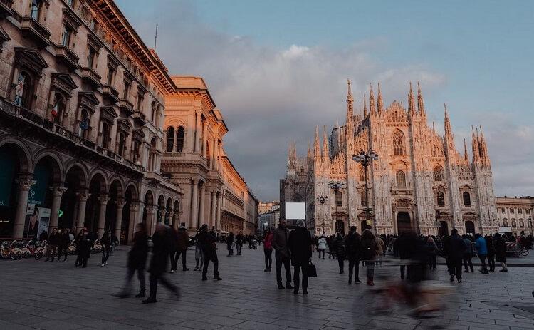 place de la cathédrale du duomo à milan